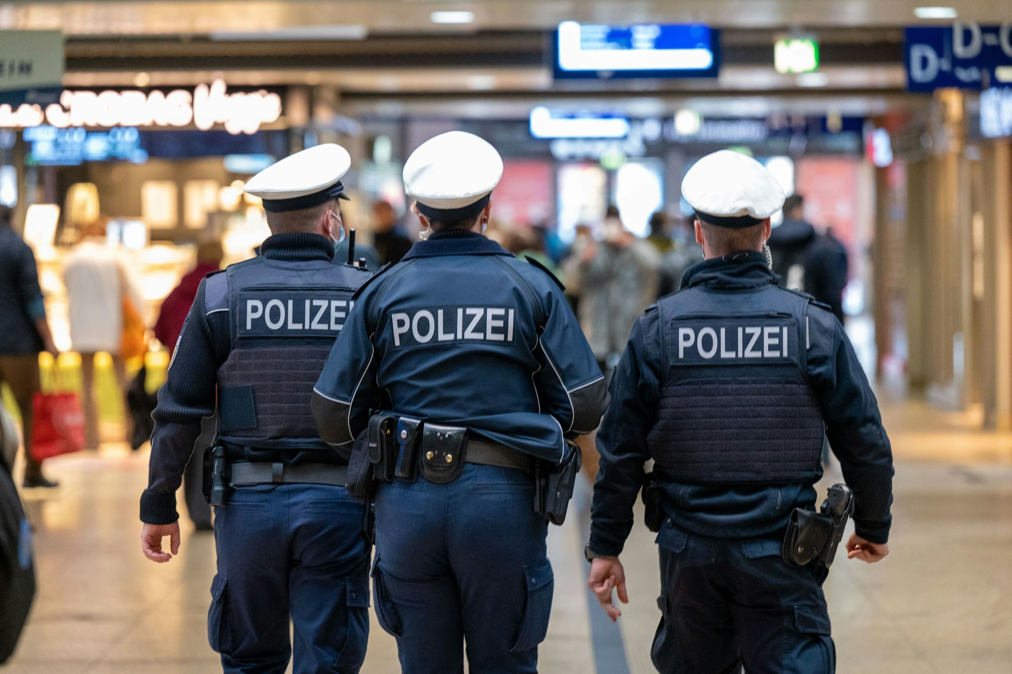 Polizeibeamte patrouillieren im Hauptbahnhof Köln.