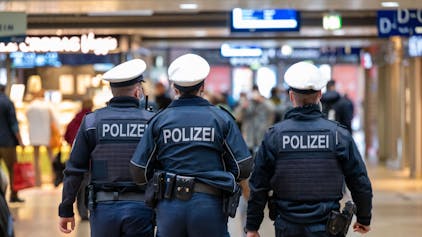 Polizeibeamte patrouillieren im Hauptbahnhof Köln.&nbsp;