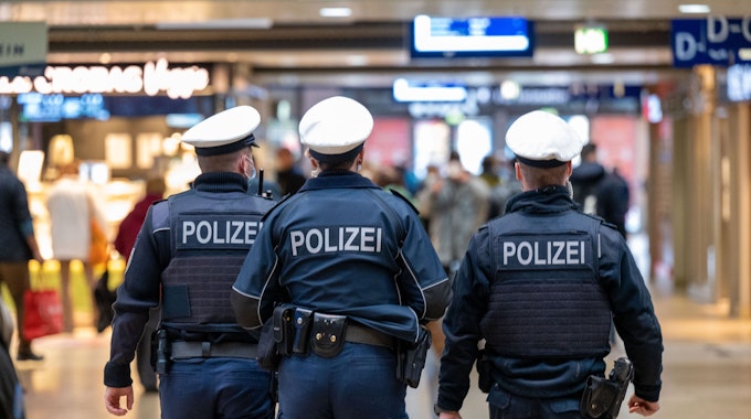 Polizeibeamte patrouillieren im Hauptbahnhof Köln.&nbsp;
