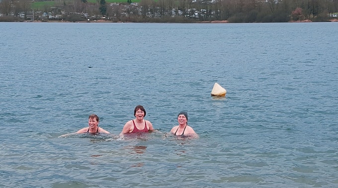 Drei Frauen schwimmen in der Brucher Talsperre.