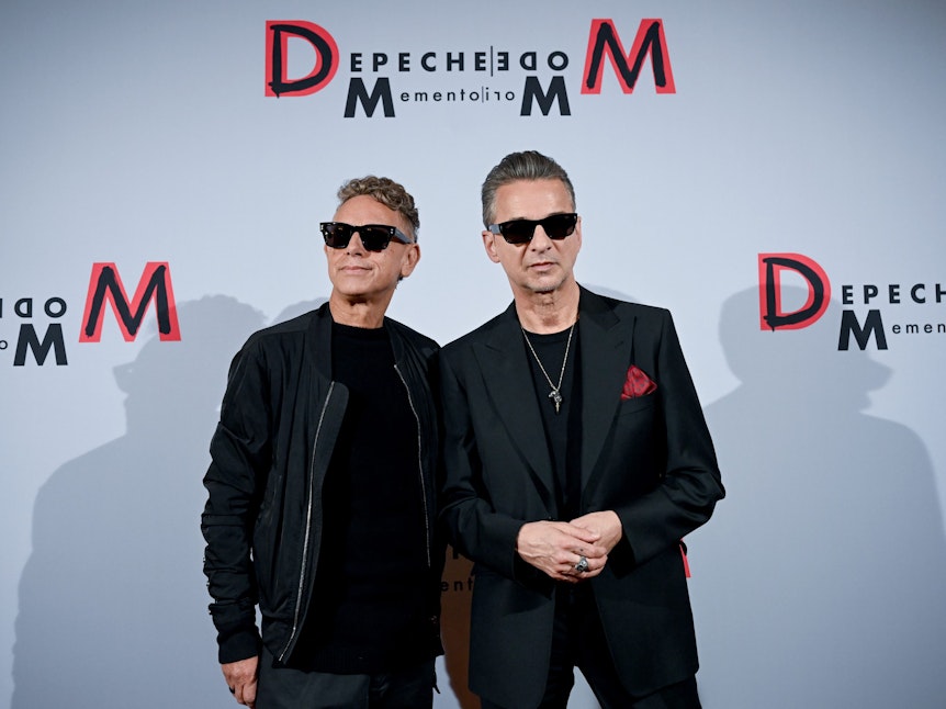 Die Musiker Martin Gore (l) und Dave Gahan der britischen Band Depeche Mode stehen bei einem Fototermin vor einer Fotowand.