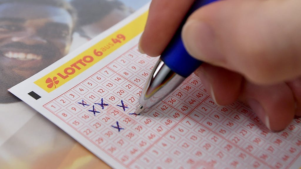 Ein Lottoschein wird im Musterladen der Land Brandenburg LOTTO GmbH ausgefüllt.