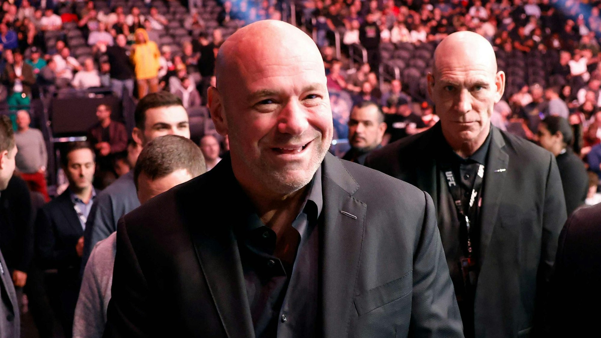 UFC-Boss Dana White geht durch die Arena.