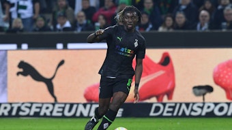 Manu Koné von Borussia Mönchengladbach, hier am 11. November 2022 beim Spiel gegen Borussia Dortmund im Lauf beim Spielen eines Passes.