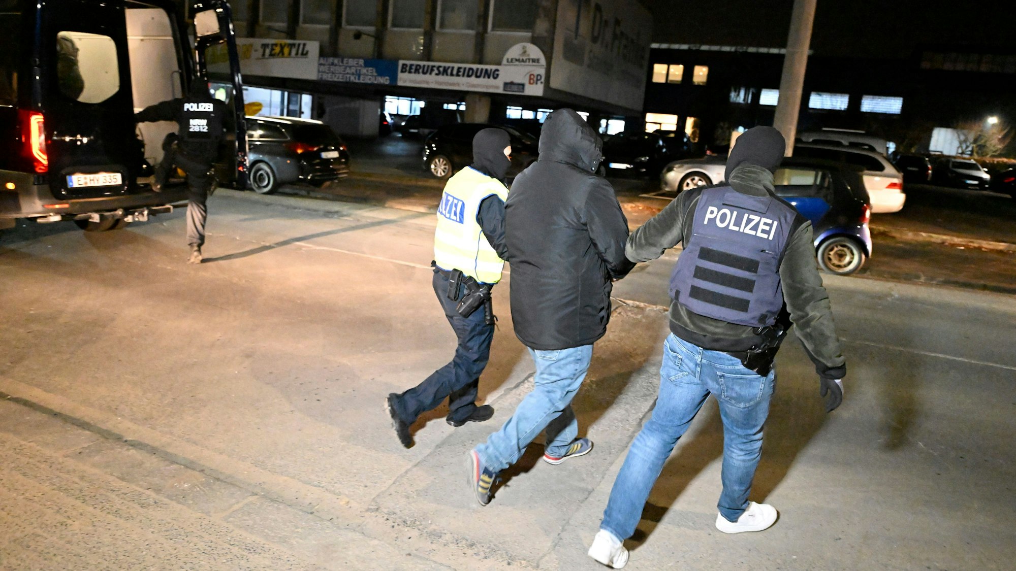 Polizisten führen bei einer Razzia im Clanmilieu einen Verdächtigen ab. Im Prozess gegen mutmaßliche Angehörige des Al-Zein-Clans will das Düsseldorfer Landgericht an diesem Donnerstag (21.12.2022) das Urteil verkünden. Die Staatsanwaltschaft hat bis zu sechs Jahre Haft beantragt.