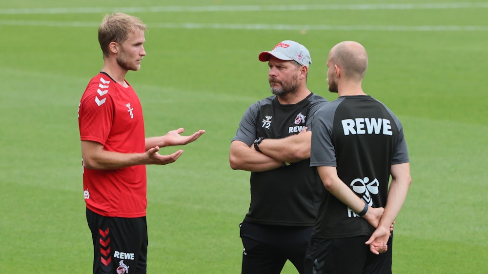 Sebastian Andersson spricht auf dem Trainingsplatz des 1. FC Köln mit Steffen Baumgart und Sebastian Andersson.
