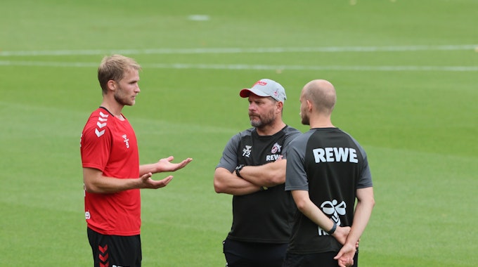 Sebastian Andersson spricht auf dem Trainingsplatz des 1. FC Köln mit Steffen Baumgart und Sebastian Andersson.