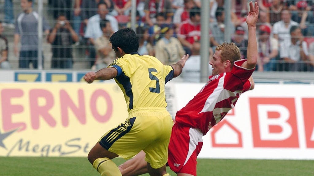 Der Kölner Lukas Sinkiewicz und der Istanbuler Ümit Özat kämpfen um den Ball.