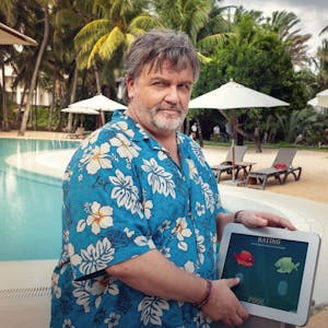 Hape Kerkeling steht in einem Hawaii-Hemd vor einem Pool. Er spielt Edwin Öttel in "Club Las Piranjas"