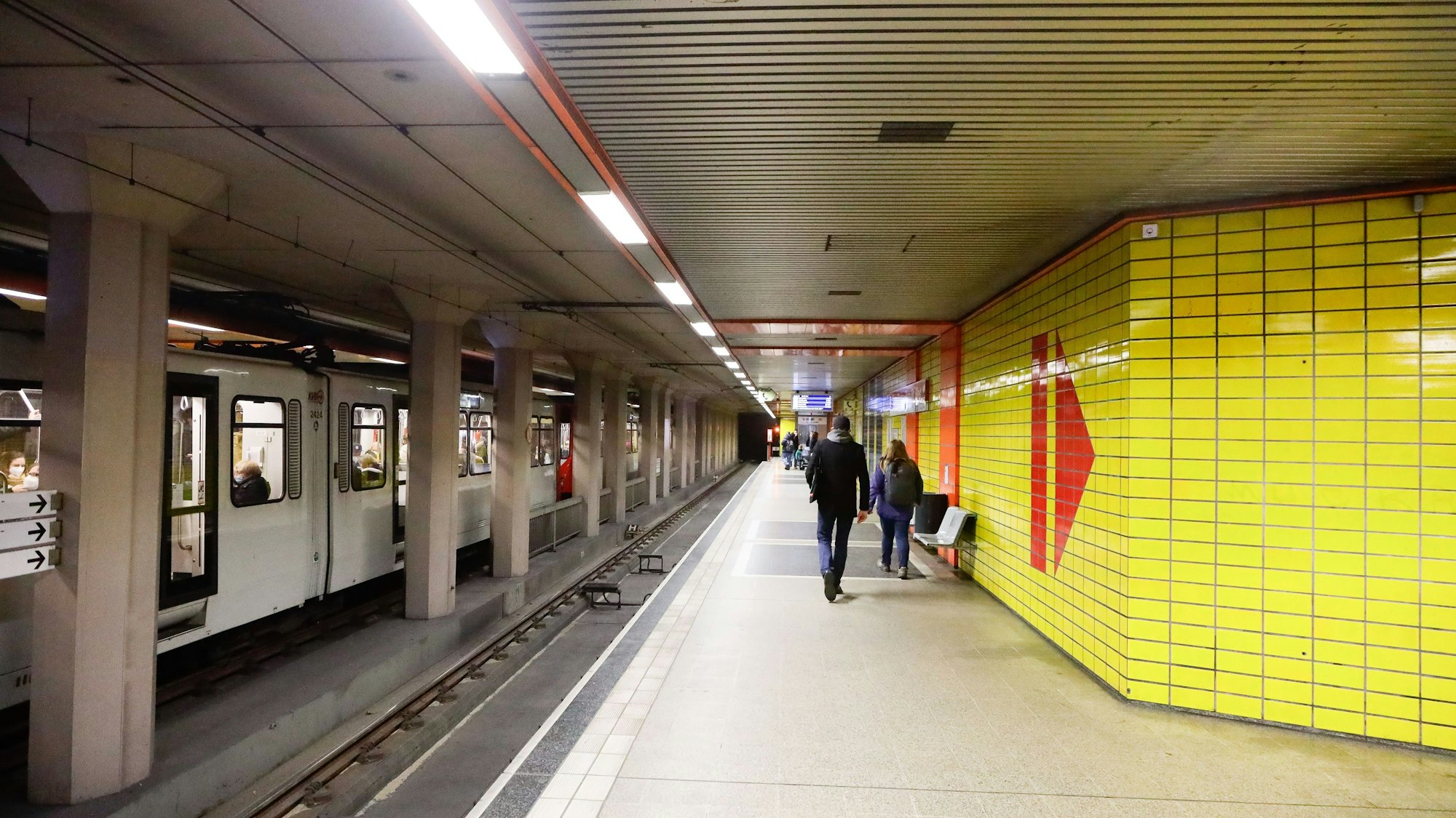 
Blick in die U-Bahn-Station Hans-Böckler-Platz welche mit gelben Kacheln ausgestaltet ist.