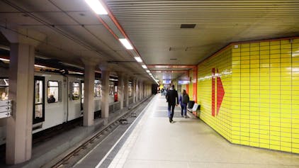 
Blick in die U-Bahn-Station Hans-Böckler-Platz welche mit gelben Kacheln ausgestaltet ist.