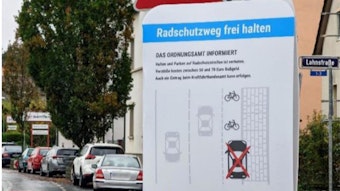 Schild mit der Aufschrift: Radschutzweg frei halten