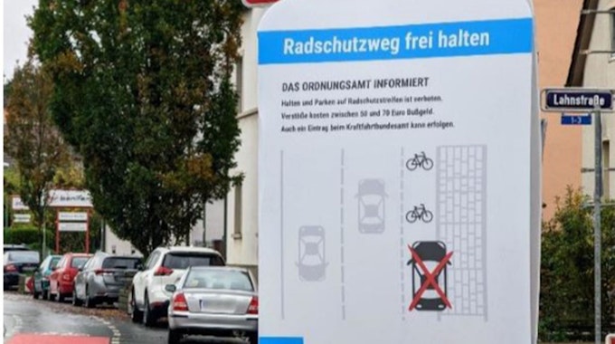 Schild mit der Aufschrift: Radschutzweg frei halten
