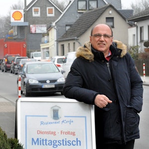Argirios Papazoglou steht vor seinem restaurant in Burscheid. Bild: Britta Berg