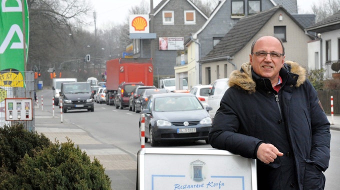 Argirios Papazoglou steht vor seinem restaurant in Burscheid. Bild: Britta Berg