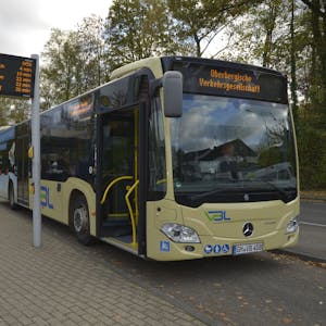 Ein Bus steht an einer Bushaltestelle in Oberberg.