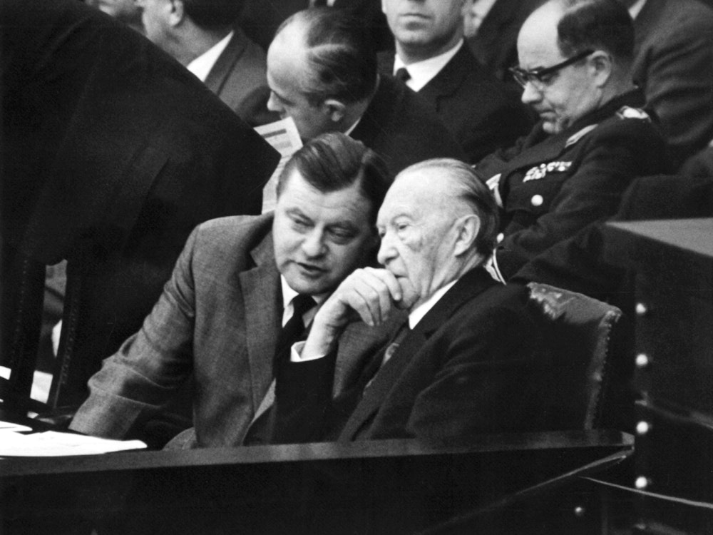 Verteidigungsminister Franz Josef Strauß (l, CSU) im Gespräch mit Bundeskanzler Konrad Adenauer (CDU) während der Debatte. Am 9. November 1962 fand die dritte "Spiegel-Debatte" im Deutschen Bundestag statt.
