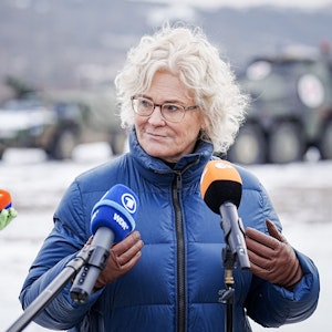 Christine Lambrecht (SPD), Bundesministerin der Verteidigung, gibt am Rande ihres Besuchs bei den der Slowakei stationierten deutschen Bundeswehrsoldaten in Lest (Gebirgsjäger) ein Pressestatement.