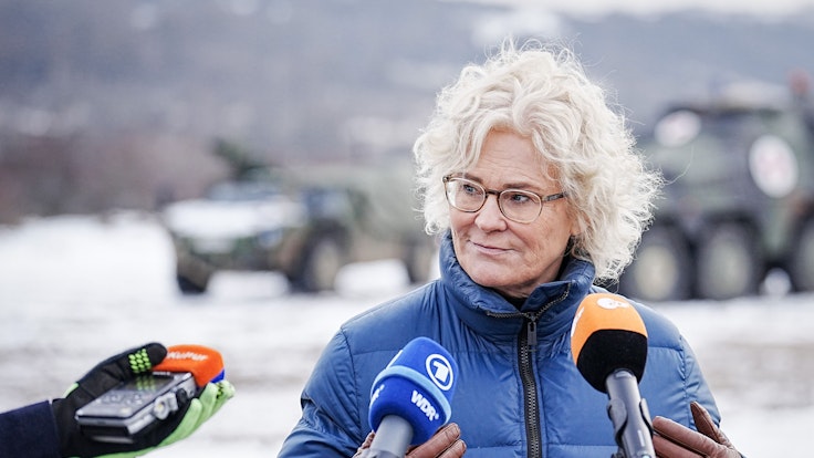 Christine Lambrecht (SPD), Bundesministerin der Verteidigung, gibt am Rande ihres Besuchs bei den der Slowakei stationierten deutschen Bundeswehrsoldaten in Lest (Gebirgsjäger) ein Pressestatement.