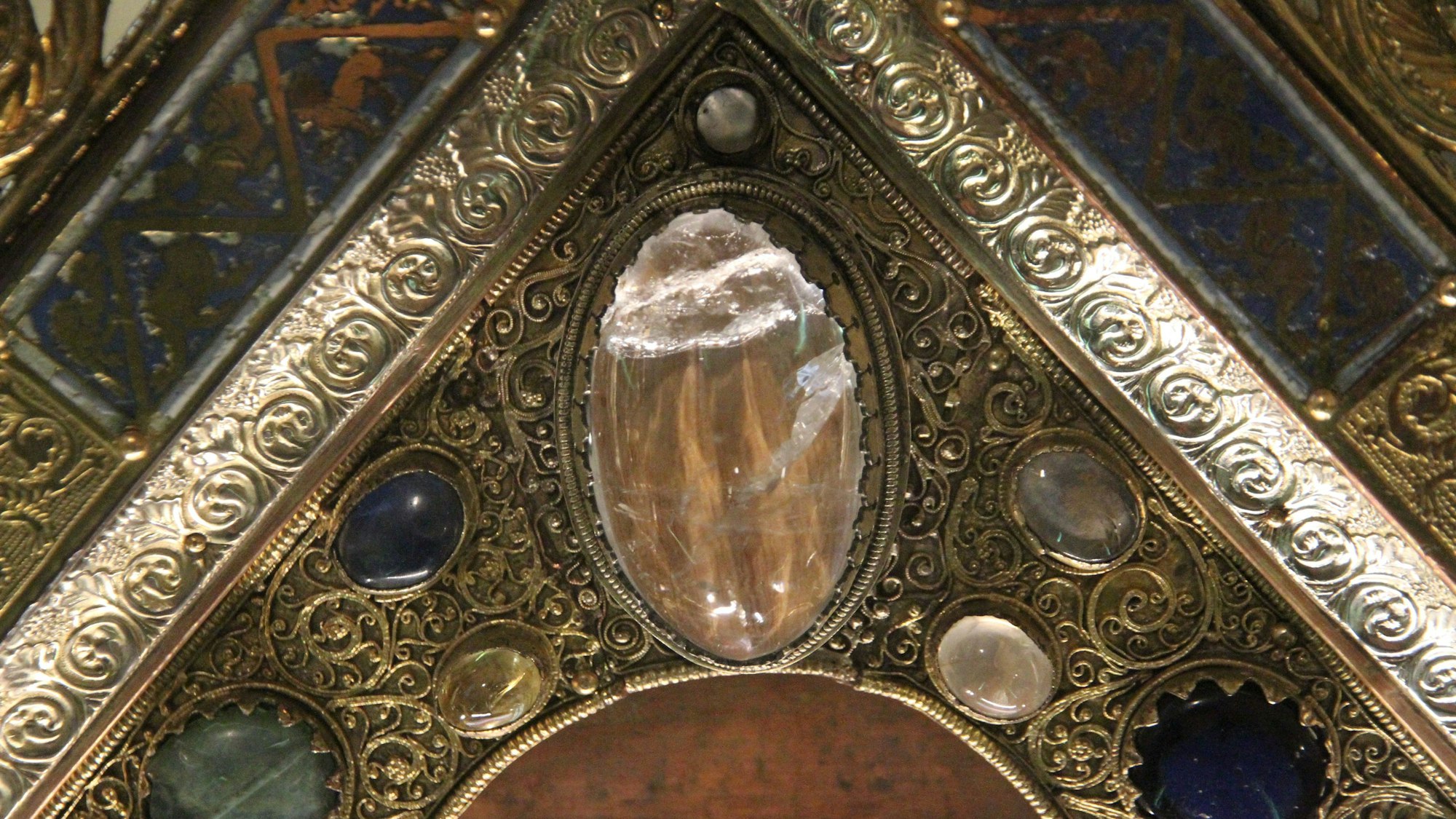 Bergkristalle sind an einem Schrein befestigt.