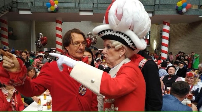 SPD-Gesundheitsminister Karl Lauterbach und Kölns Oberbürgermeisterin Henriette Reker beim Rosenmontagsempfang im Historischen Rathaus im Jahr 2019.