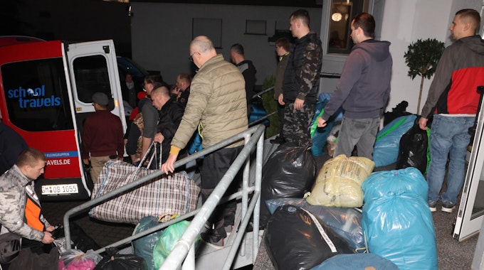 In Oberbantenberg packten die Helfer am Dienstagabend sieben Transporter bis unters Dach mit Hilfsgütern.