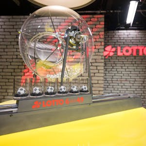Die Ziehungsmaschinen der Lottozahlen 6 aus 49 steht in der neuen Studio Kulisse.&nbsp;