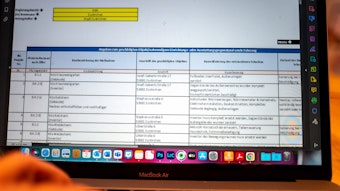 Ein Laptop, auf dessen Bildschirm der Wiederaufbauplan zu sehen ist.