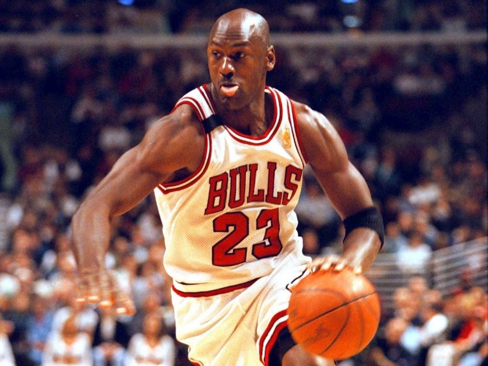 Das Archivbild aus dem Jahr 1997 zeigt Basketballstar Michael Jordan von den Chicago Bulls in einem NBA-Spiel.