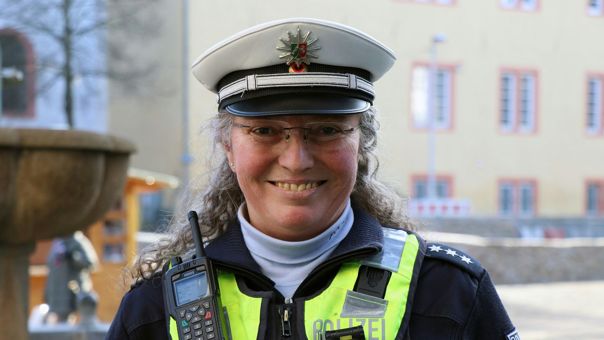 Angelika Pützer posiert in Polizeiuniform für ein Foto.