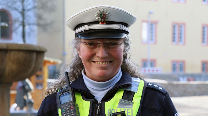 Angelika Pützer posiert in Polizeiuniform für ein Foto.