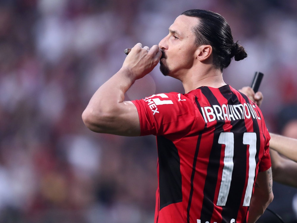 Zlatan Ibrahimovic pafft nach der Meisterschaft des AC Mailand eine Zigarre.