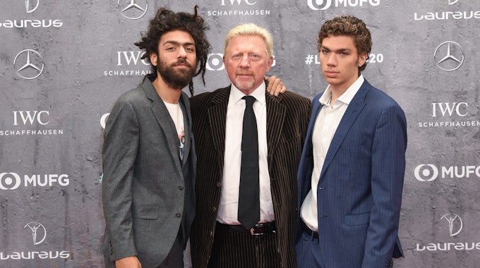 Boris Becker (M) kommt am 17.2.2020 mit seinen Söhnen Noah (l) und Elias (r) zur Verleihung der Laureus World Sports Awards 2020 in der Verti Music Hall.