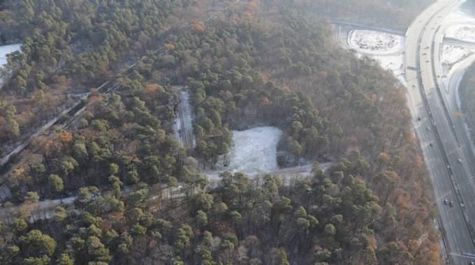 Ein Luftbild des Waldstücks inklusive der erwähnten Lichtung