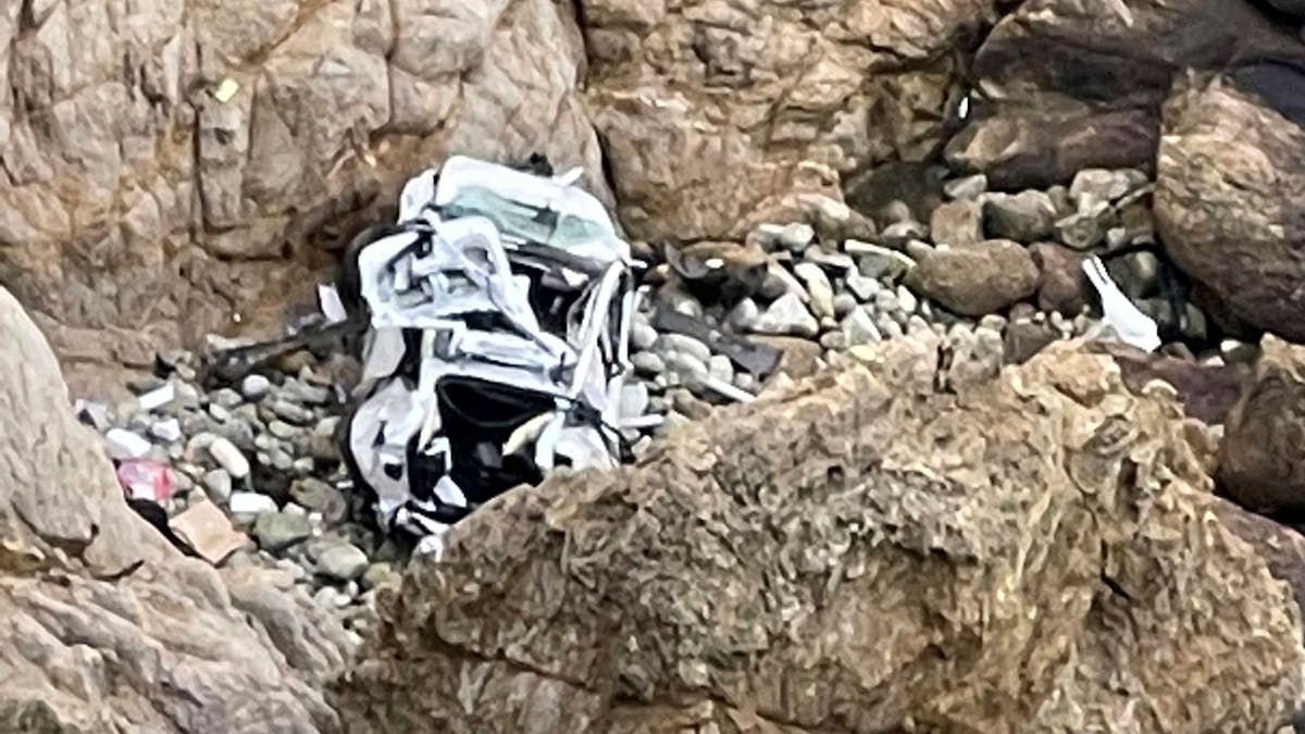 Dieses Videostandbild zeigt ein Auto, das in der Nähe von San Francisco von einer Klippe etwa 76 Meter in die Tiefe stürzte.