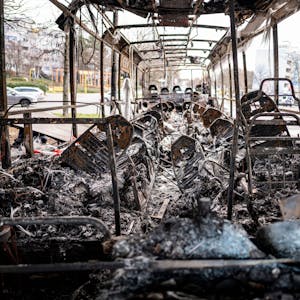 Ein ausgebrannter Reisebus steht nach Krawallen in der Silvesternacht in einer Straße im Berliner Bezirk Neukölln.