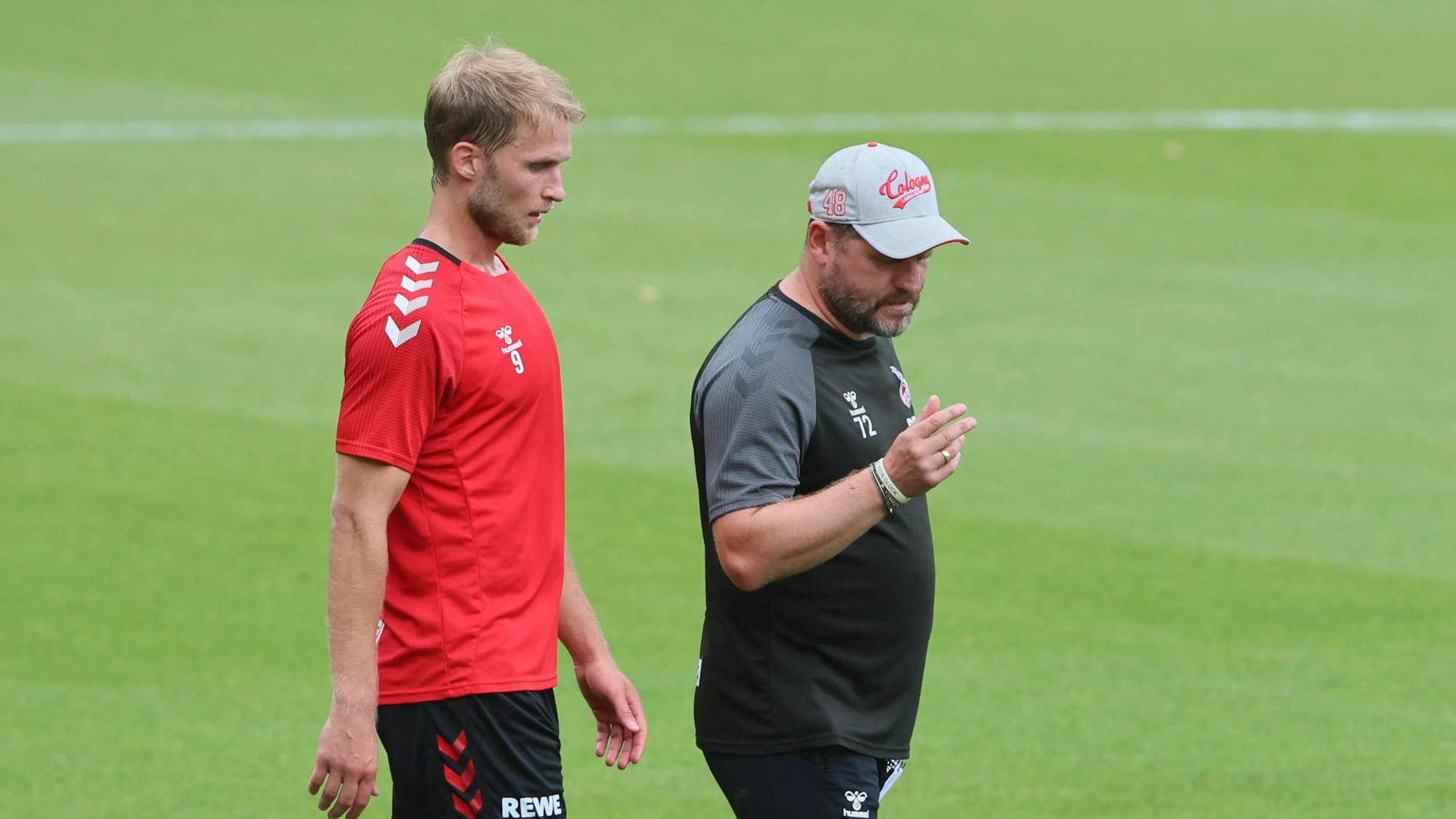 FC-Stürmer Sebastian Andersson und Trainer Steffen Baumgart am Geißbockheim.