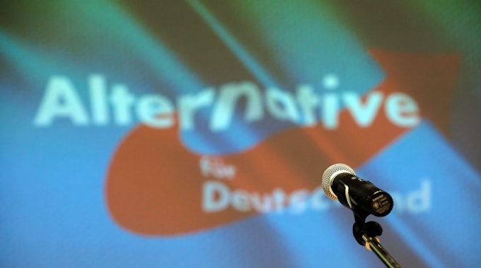 ARCHIV - 09.02.2019, Sachsen, Markneukirchen: Ein Mikrofon steht beim Landesparteitag der der sächsischen AfD auf der Bühne vor dem Partei-Logo.