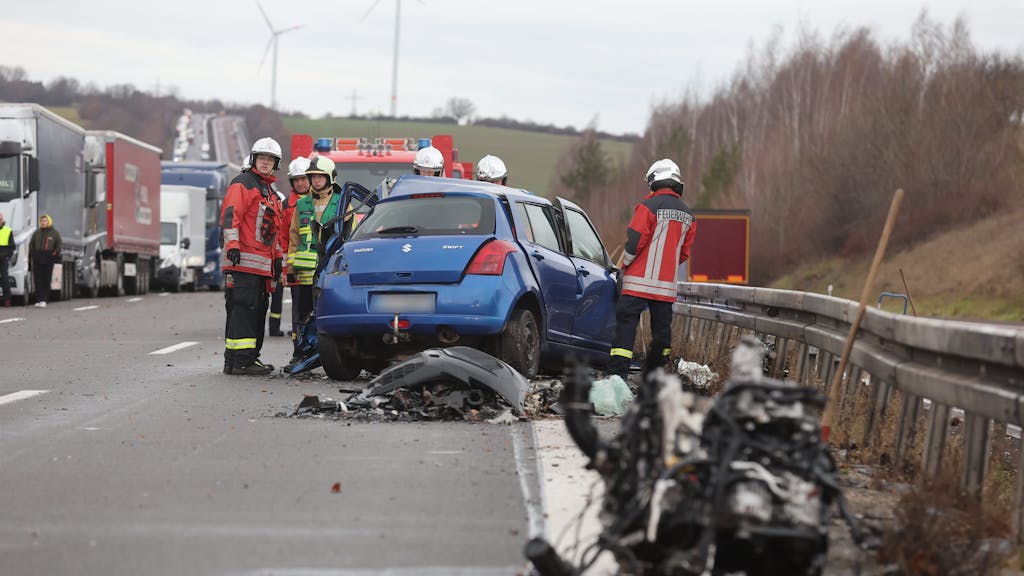Rettungskräfte arbeiten an einer Unfallstelle auf der Autobahn 4, bei der am 4. Januar 2023 zwei Menschen starben.