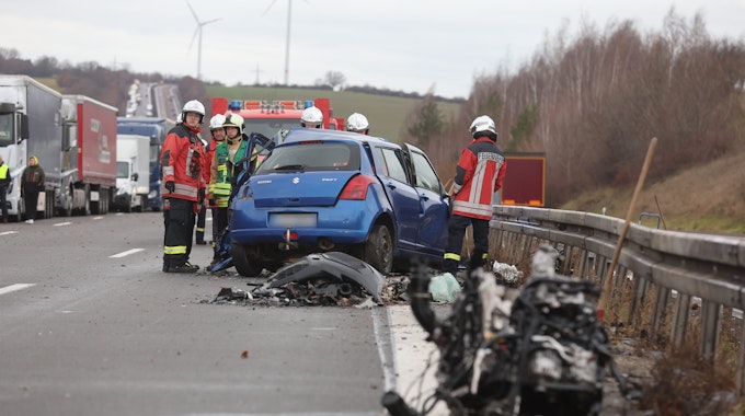 Rettungskräfte arbeiten an einer Unfallstelle auf der Autobahn 4, bei der am 4. Januar 2023 zwei Menschen starben.