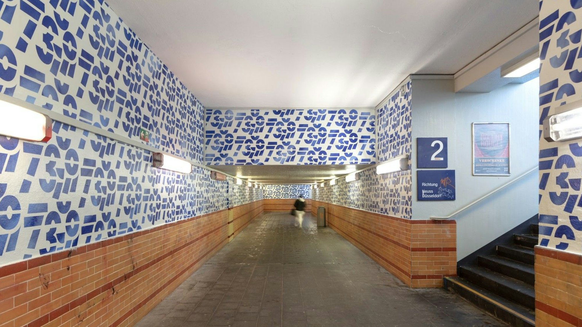Das Bild zeigt einen Blick in den neu gestalteten S-Bahnhof Longerich.