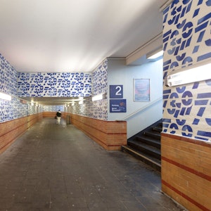 Das Bild zeigt einen Blick in den neu gestalteten S-Bahnhof Longerich.