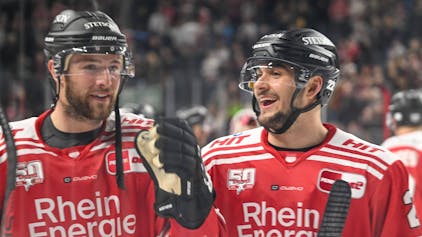 Bleiben über die Saison 2022/23 hinaus bei den Kölner Haien: Die Verteidiger Brady Austin (l.) und Maximilian Glötzl.
