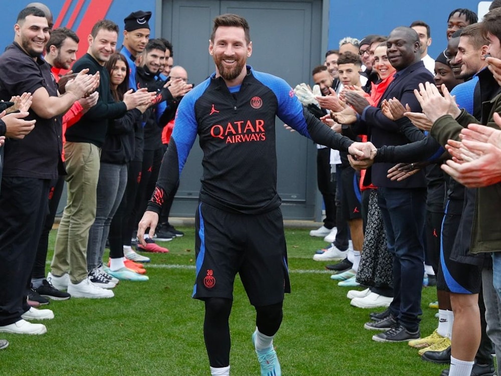 Lionel Messi wird am 4. Januar 2023 von Mitarbeitern, Betreuern und Spielern bei Paris Saint-Germain empfangen.