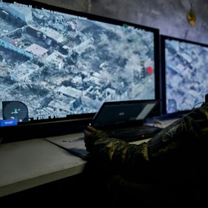 Ein ukrainischer Soldat überwacht am 25. Dezember die Bilder, die eine Drohne an die Kommandozentrale in Bakhmut schickt.