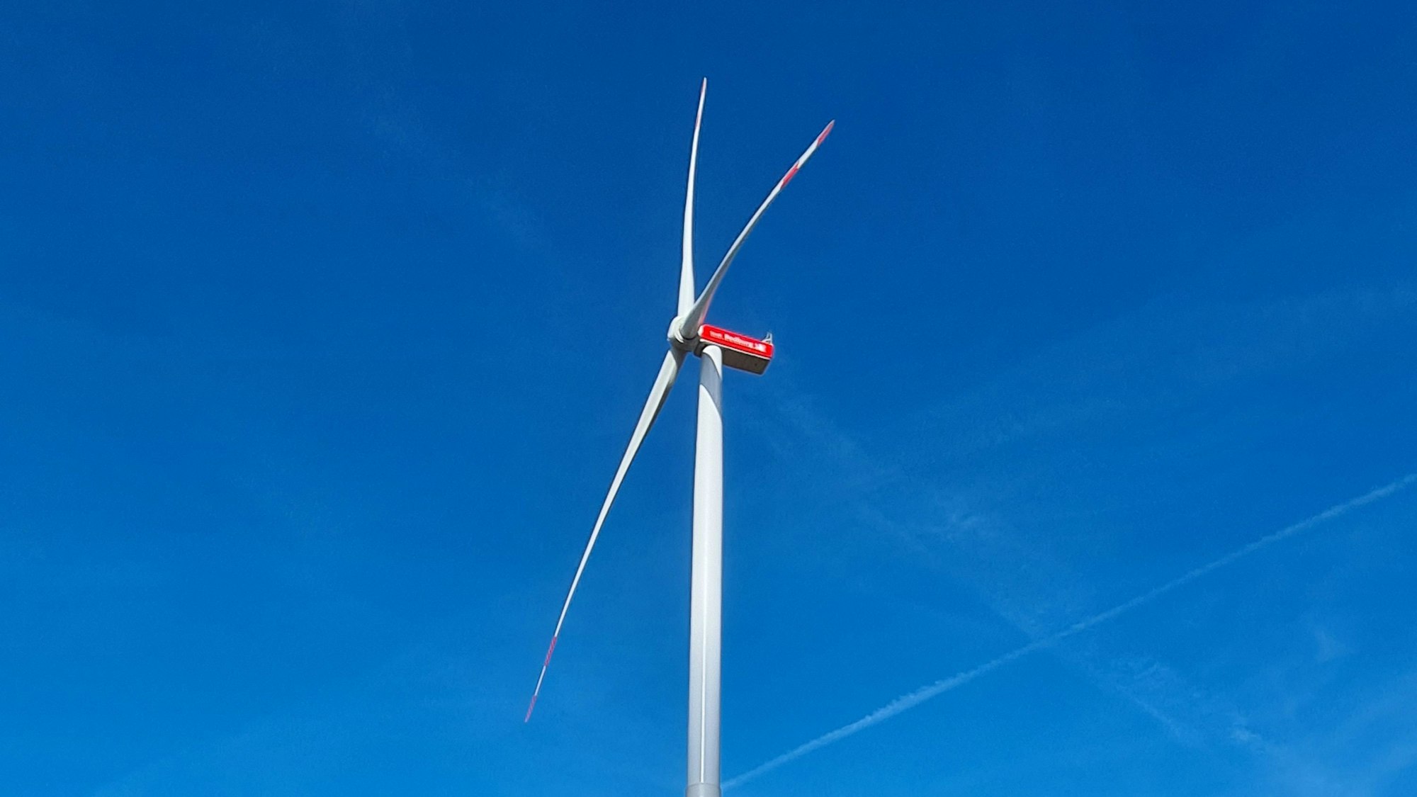 Die Stadt Bedburg und RWE Renewables haben einen Windpark mit fünf Windrädern an der Autobahn A44n in Betrieb genommen.