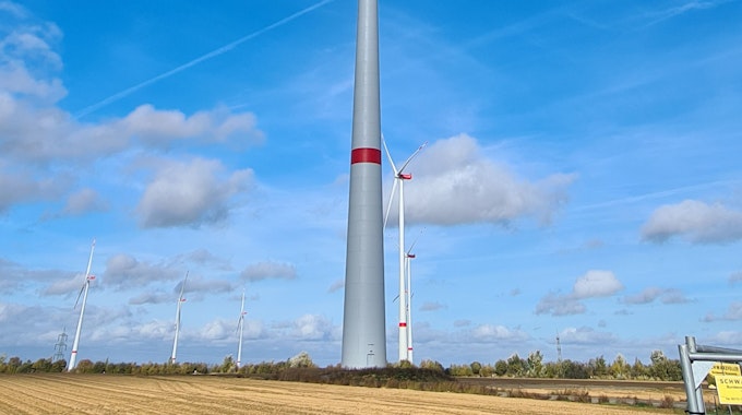Die Stadt Bedburg und RWE Renewables haben einen Windpark mit fünf Windrädern an der Autobahn A44n in Betrieb genommen.