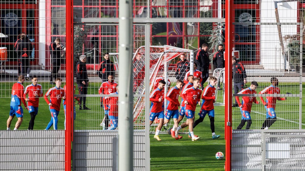 Die Spieler des FC Bayern München wärmen sich beim Training auf dem Vereinsgelände an der Säbener Straße auf.