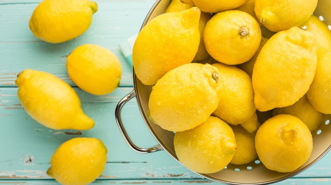 Zitronen lagern: Tipps und Kniffe gegen Schimmel und für eine lange Haltbarkeit.