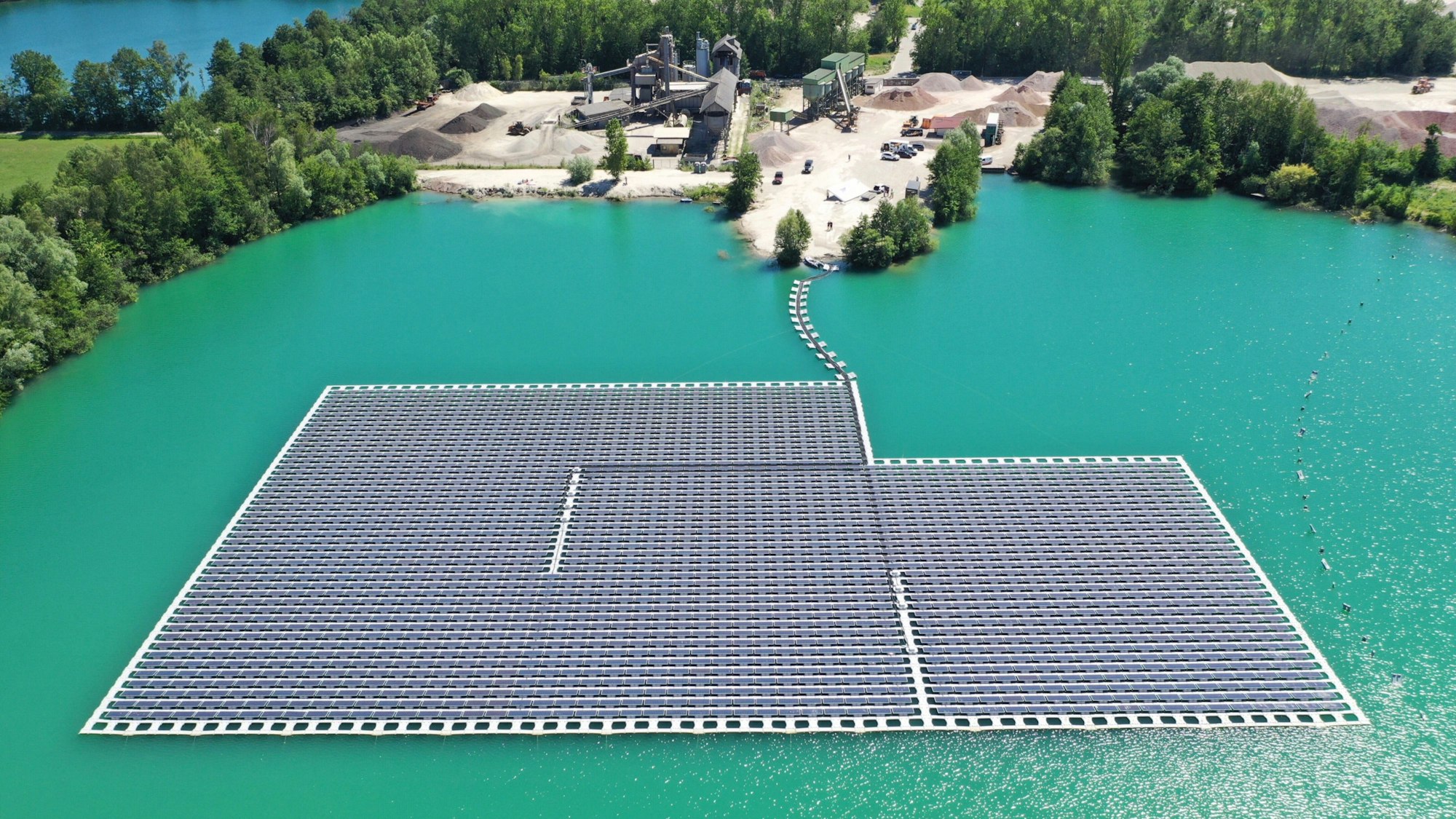Eine Photovoltaik-Anlage schwimmt auf einem Baggersee in Baden-Württemberg.